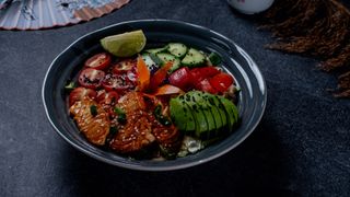 Sałatka z Chrupiącym Łososiem i Awokado