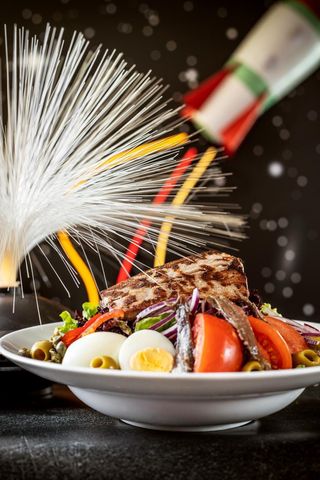 Tuned Universe - Salata sa svežom grilovanom tunom