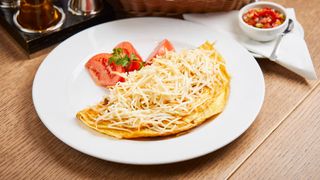 Omlet sa bukovačom i dimljenim sirom