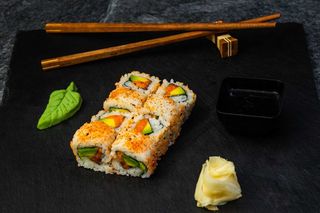 Roll cu Somon Picant și Avocado