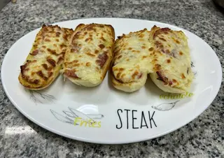 Pão de alho salami em baguete