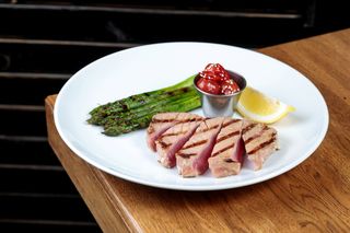 Тунець на грилі з смаженими Ерінгами (170/80/50/30г)