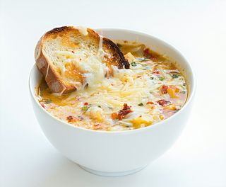 Cremă de ceapă franțuzească cu toast gratinat