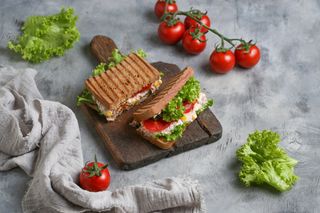 Քլաբ սենդվիչ թունաձկով և եգիպտացորենով