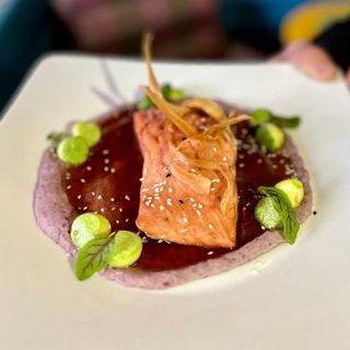 Somon poșat în martini