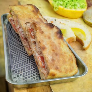 Focaccia Fresca Pizza Fría (Media)