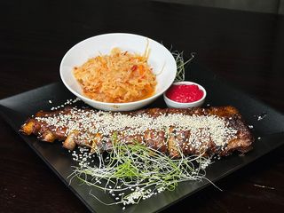 Карамелізовані реберця томлені у власному соку з кунжутом 300g (100g)