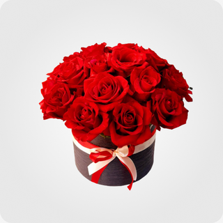 15 წითელი ვარდი ყუთში