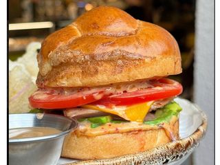 Крендель-бургер з тальятою із тунця, авокадо, ікрою Тобіко (300г)