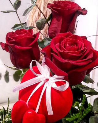Ramo de tres rosas con un corazón romántico