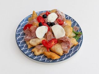 Chiacchiere con prosciutto crudo, mozzarella, pomorini e olive