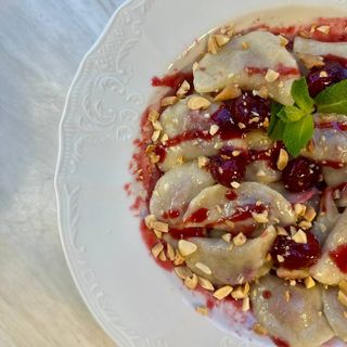 Вареники з вишнею та вишневим соусом з арахісом (200г)