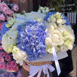 Гортензії та півонії в корзині