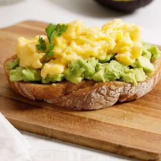 Tostada Con Aguacate, Huevos Revueltos y semillas