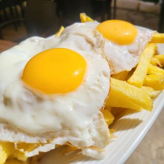 Papas fritas con huevos frito 