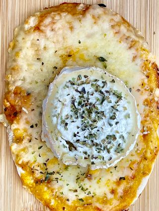 Mini pizzeta de formatge de cabra