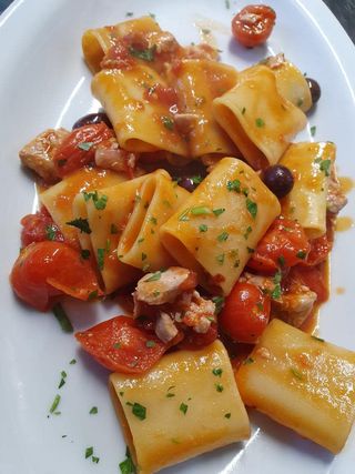 Paccheri tonno rosso, olive e pachino