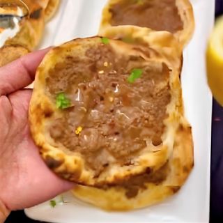 ميني مناقيش لحم بعجين