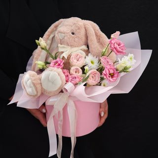 Квіткова композиція в рожевих тонах із м'якою іграшкою в тубусі