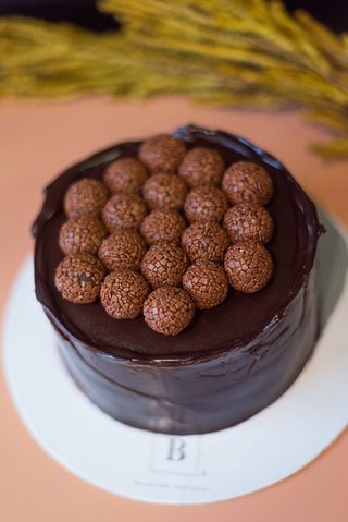 Minibolo de Chocolate & Brigadeiros