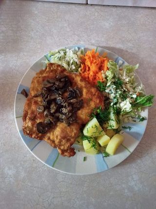 Schab z cebulką i pieczarkami