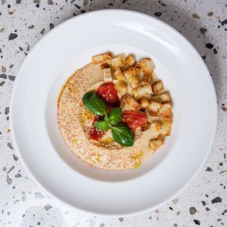 Hummus di ceci, paprika, semi di sesamo e crostini di focaccia