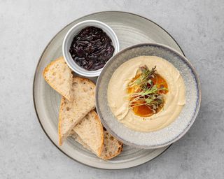 Humus cu ceapă caramelizată