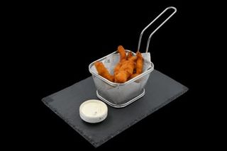 Пилешки пръчки с йогурт сос (200гр)