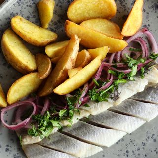 Оселедець з маринованою цибулею та картоплею, запеченою в грузинських спеціях