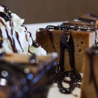 Tocino de Chocolate con Helado De vainilla