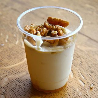 Yogurt con miele, noci e mandorle