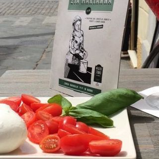 Bufala crudo e pomodori