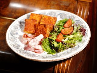 Сніданок з беконом сирними тостами та міксом зелені (230г)