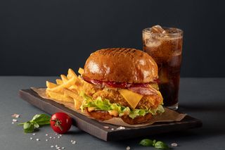 Комбо з бургером з курячими стріпсами та беконом