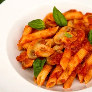 Penne cu ciuperci in sos de rosii