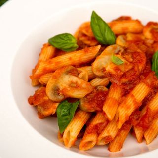 Penne cu ciuperci in sos de rosii