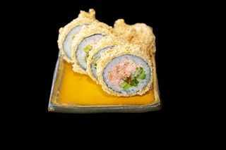 Tempura roll futomaki łosoś cała rolka w sezamie 6szt