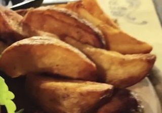 Patate fresche fritte con buccia