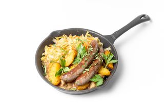 Колбаски с запеченным картофелем и тушеной капустой  с грибным соусом