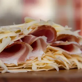 Palačinka sa suvim vratom, kačkavaljem i urnebes salatom