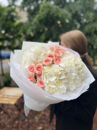 Букет з гортензіями та кущовими трояндами