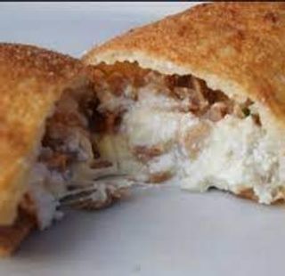 Calzone mozzarella, ricotta e cicoli rossa