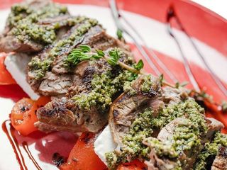 Телятина з печеним перцем та бринзою під соусом кінза (240g)