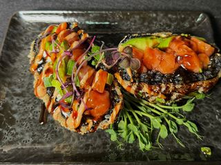 1.black sushi-burger з лососем