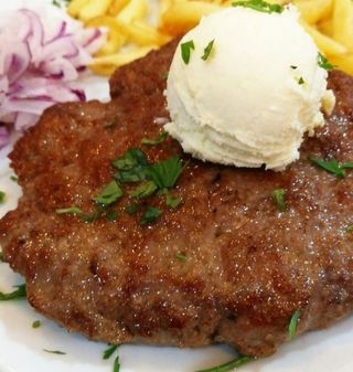 Pljeskavica na kajmaku