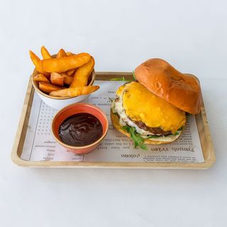 Hamburguesa Gourmet De Solomillo De Res Con Papas Deluxe