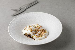 Vânătă caramelizată cu mousse din cașcaval de capră, alune și smochin