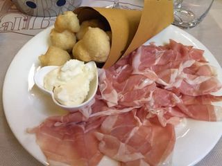 Burrata con prosciutto crudo e coccoli