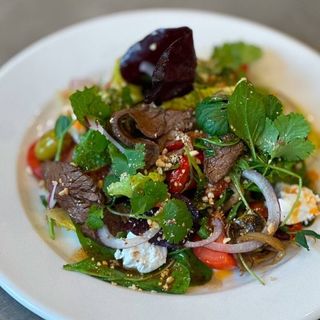 Салат з телятиною пастрамі та запеченими перцями