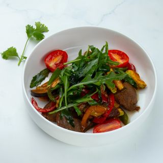 Теплый салат с говядиной